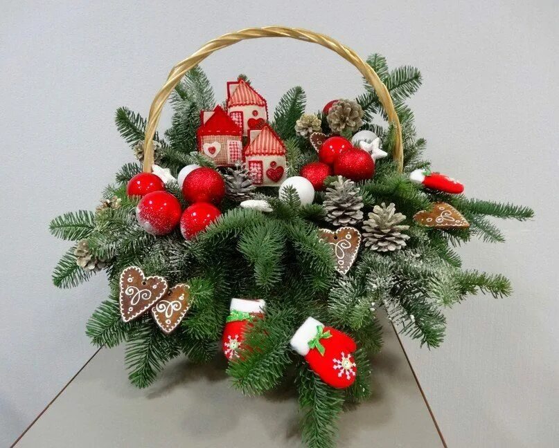 корзина с еловыми ветками. новогодняя композиция в корзинке. корзина юбка для елки. букет с еловыми ветками. плетеная корзина для елк.