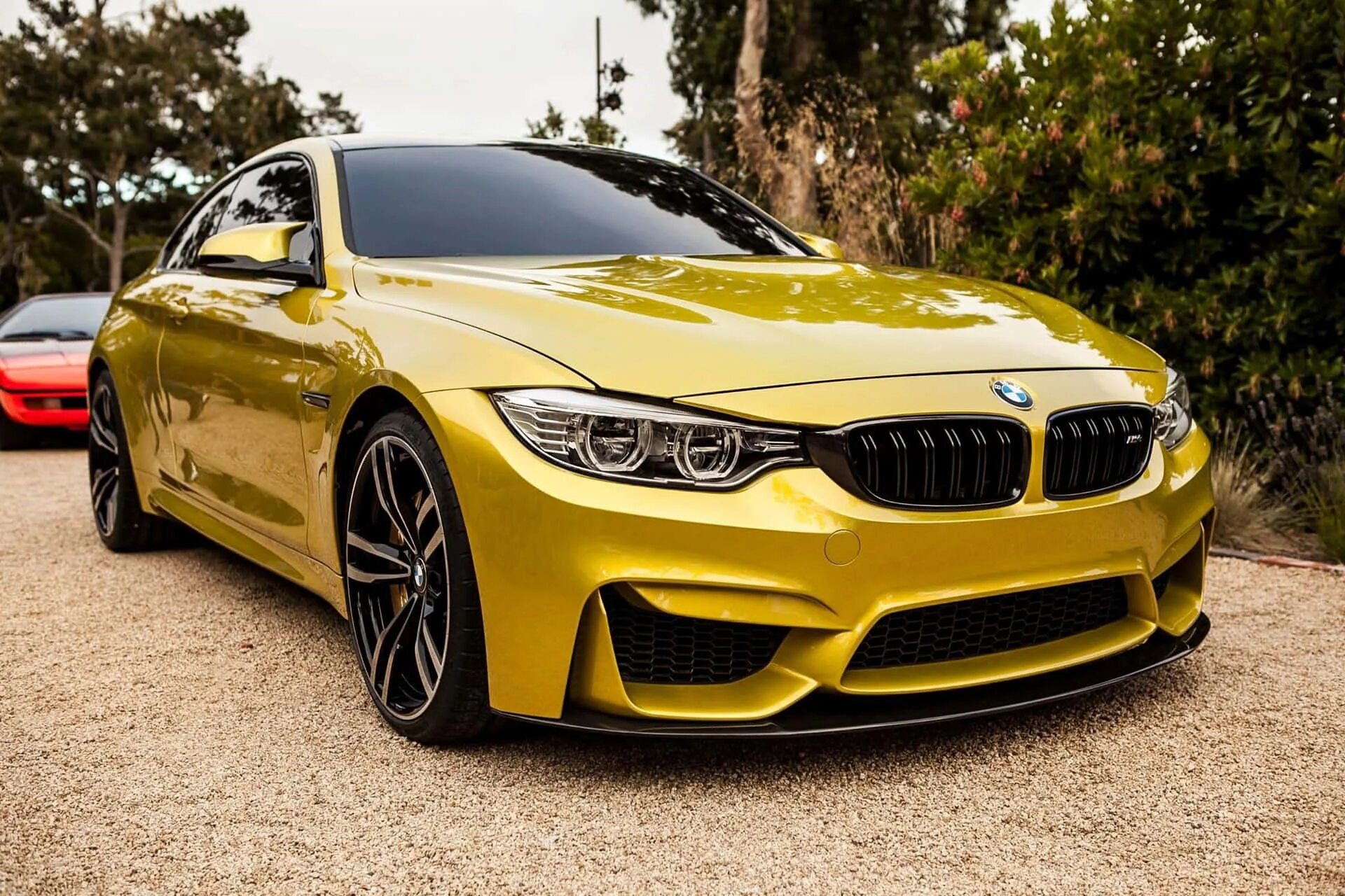 М б м б com. BMW m4 Coupe. BMW m4 Coupe f82. BMW m4 Coupe 2021. BMW m4 Золотая.