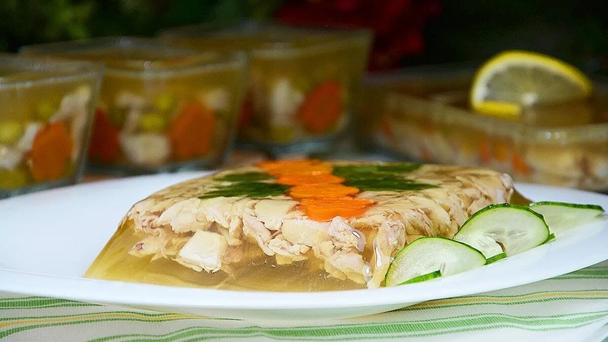 Красивый холодец. Заливное рыбное ассорти. Куриный холодец с желатином. Холодец куриный. Холодец.