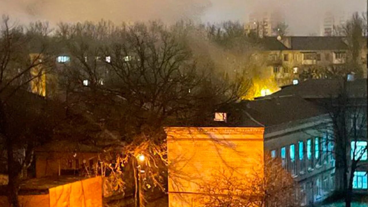 Многоэтажный дом. Обстрел донецка продолжается. Кировское донецкая область обстрел. Разрушенный дом. Донецк разрушения от обстрелов 2022.