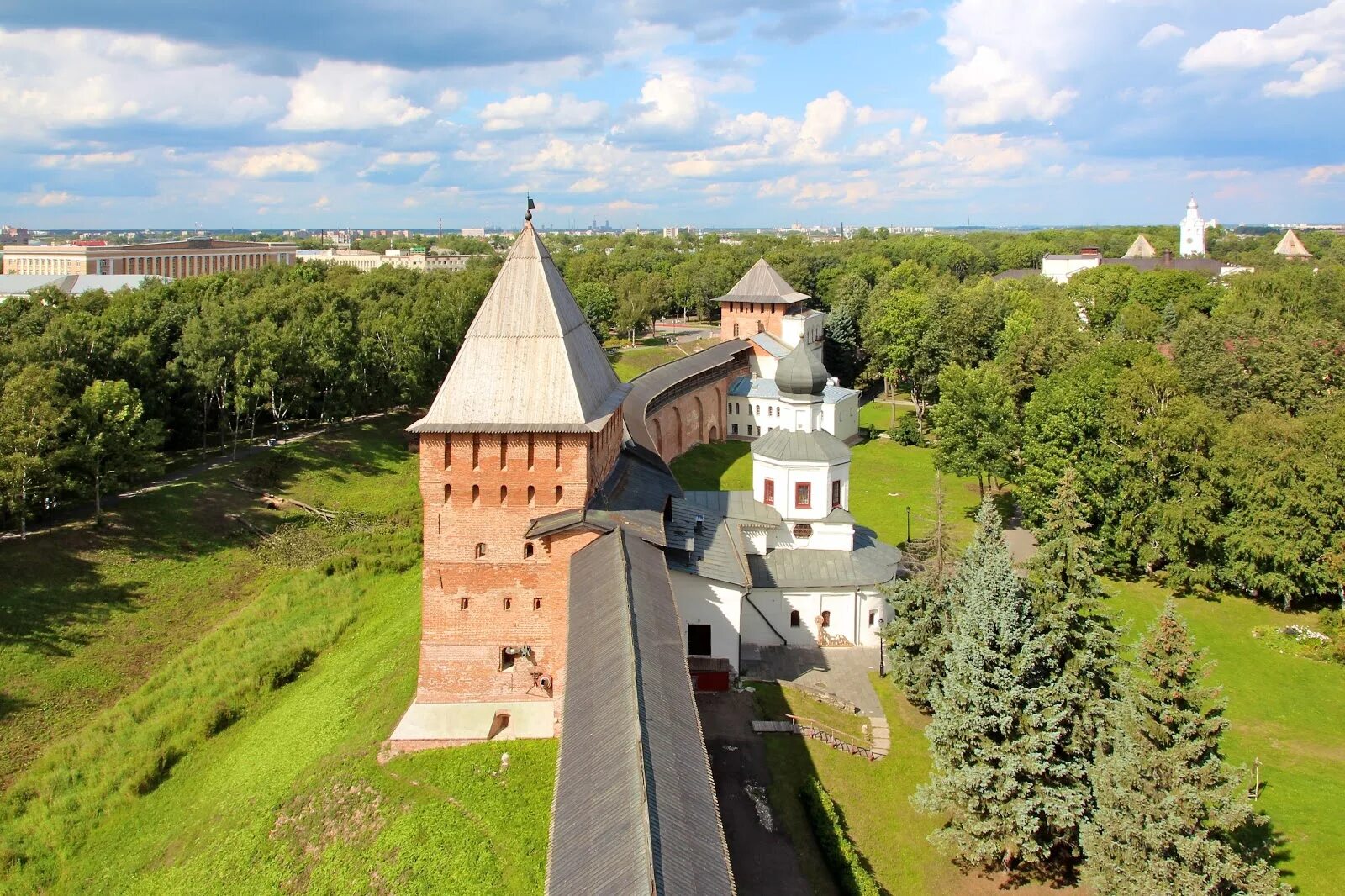 Стиком новгород. Новгородский Детинец Великий Новгород. Великий Новгород Кремль летом. Великий Новгород Главная достопримечательность. Velikiy Novgorod достопримечательности.