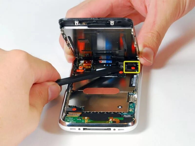 Как можно использовать сломанный смартфон. Дисплей iphone 3gs. шлейф для дисплея смартфона. отсоединение шлейфа внутри смартфона. разобранный экран телефона.