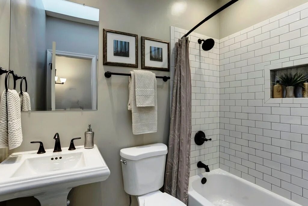 маленькие ванные комнаты. варианты отделки ванной комнаты. компактная ванная комната. очень маленькая ванная с туалетом. ванная без плитки.