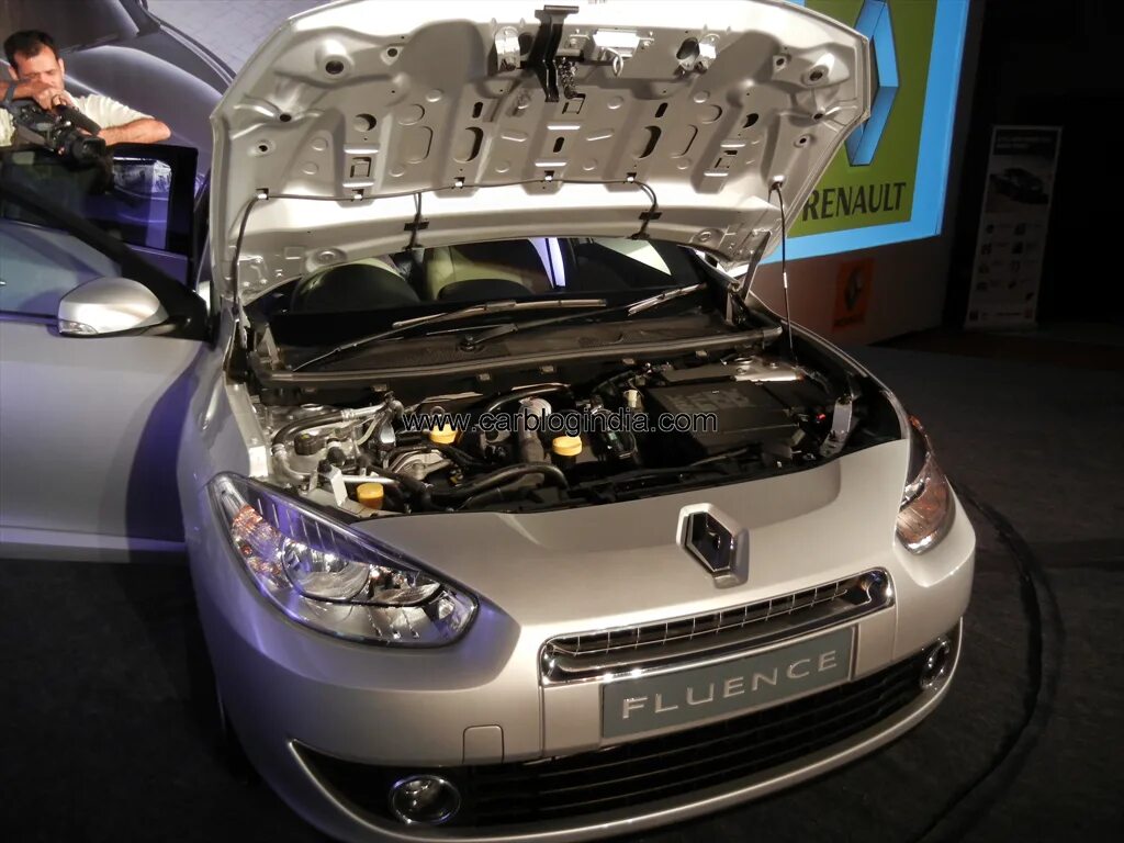 Renault fluence двигатели. Renault Fluence подкапотка. Подкапотное пространство Рено Флюенс 2014. Двигатель Рено Флюенс. Рено Флюенс дизель.