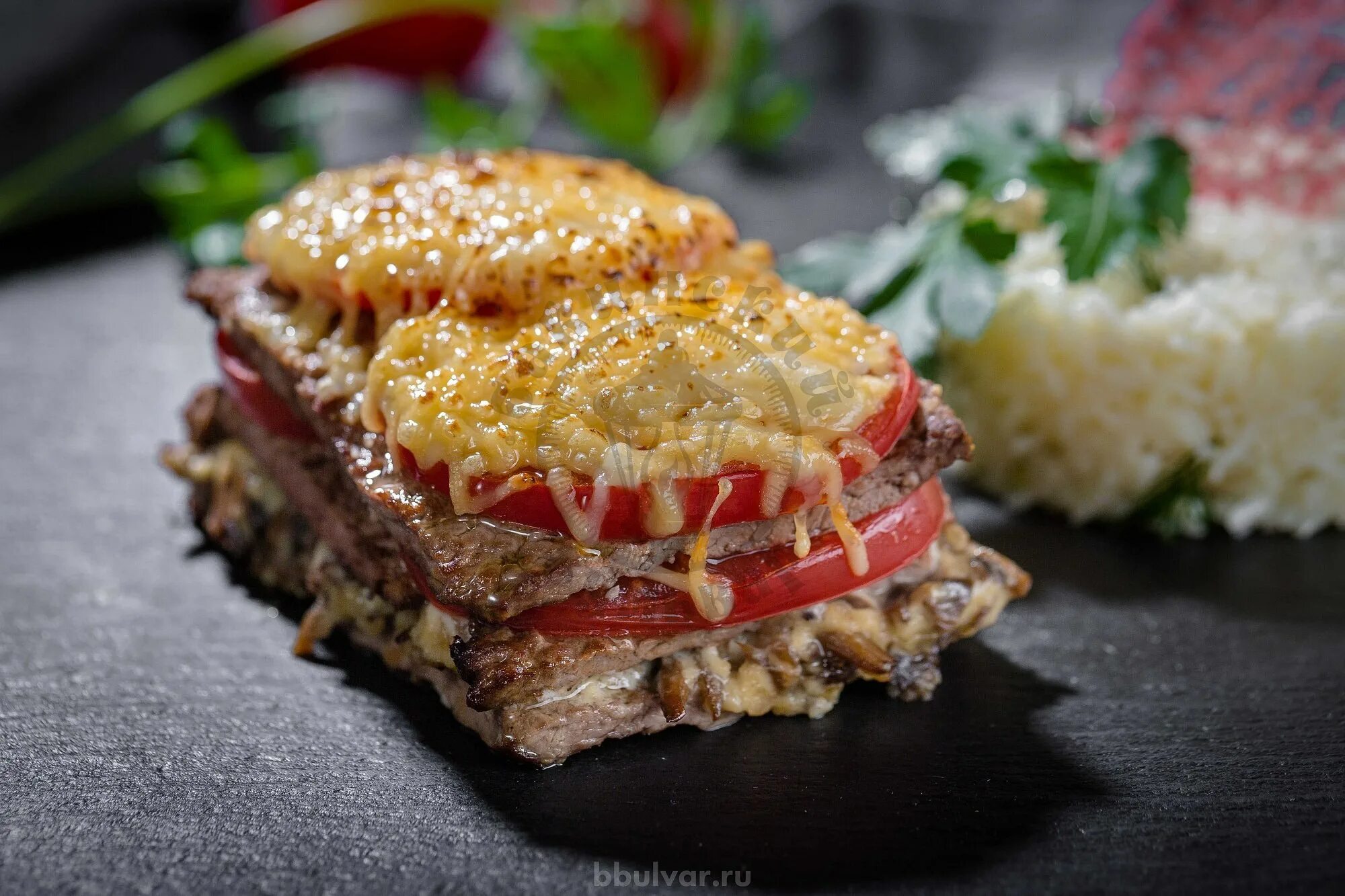 Свиные отбивные с помидорами. Мясо по царски. свинина по царски. свинина запеченная с помидорами и сыром. свинина фаршированная помидорами и сыром.