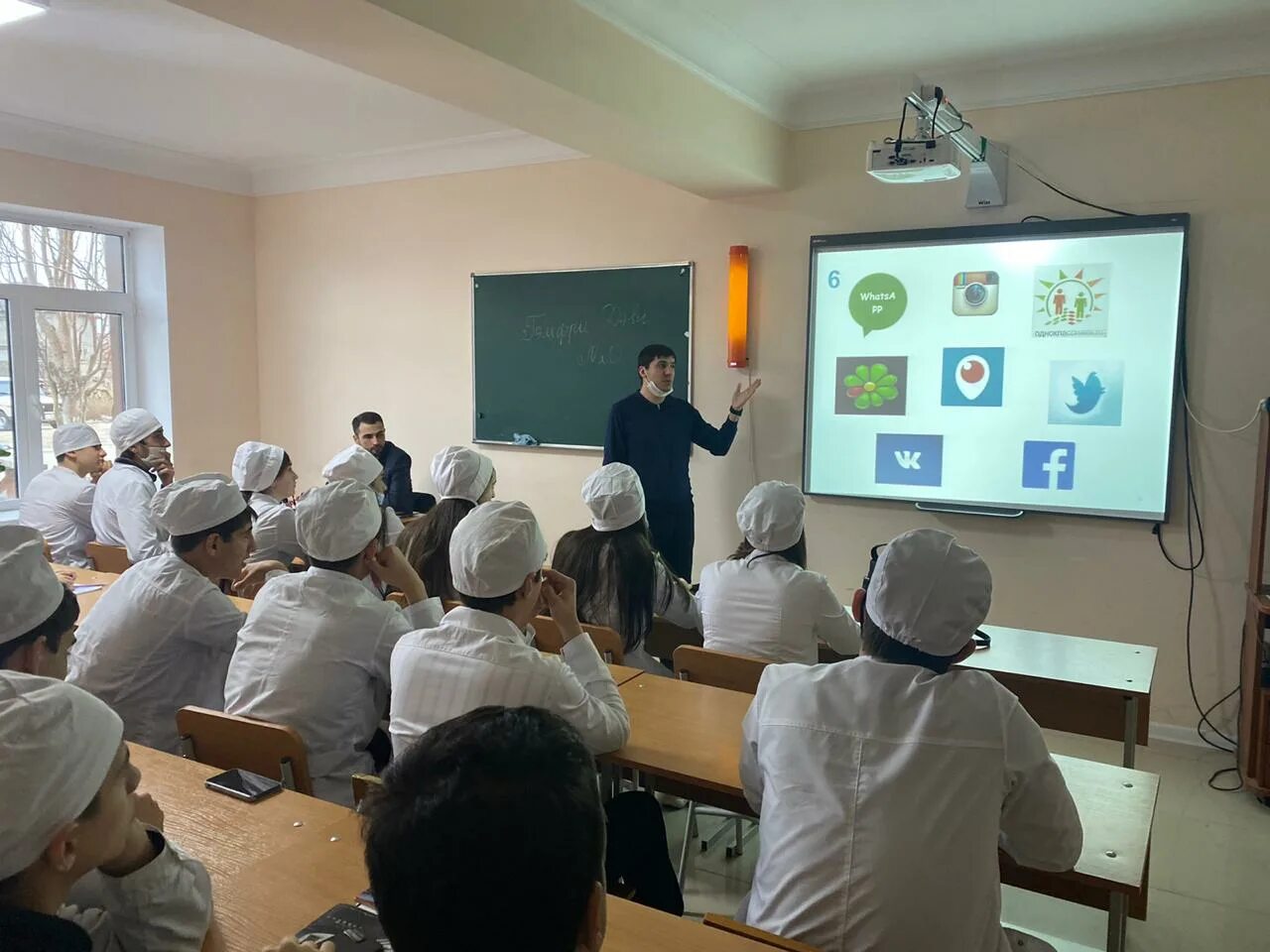 Логотипы медицинских учебных заведений. Муромский медицинский колледж официальный сайт преподаватели. Медицинский техникум канск. Медицинский колледж череповец. Колледжи медицинские после 9 в алматы.