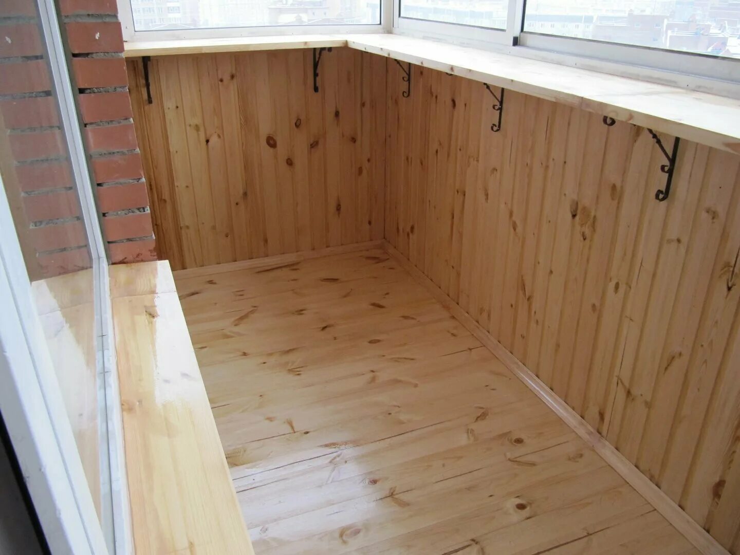 обшивка вагонкой балкона с уголками. каркас для обшивки балкона пластиком. внутренний каркас обшивки балкона. зашить балкон вагонкой. утеплить и обшить балкон.