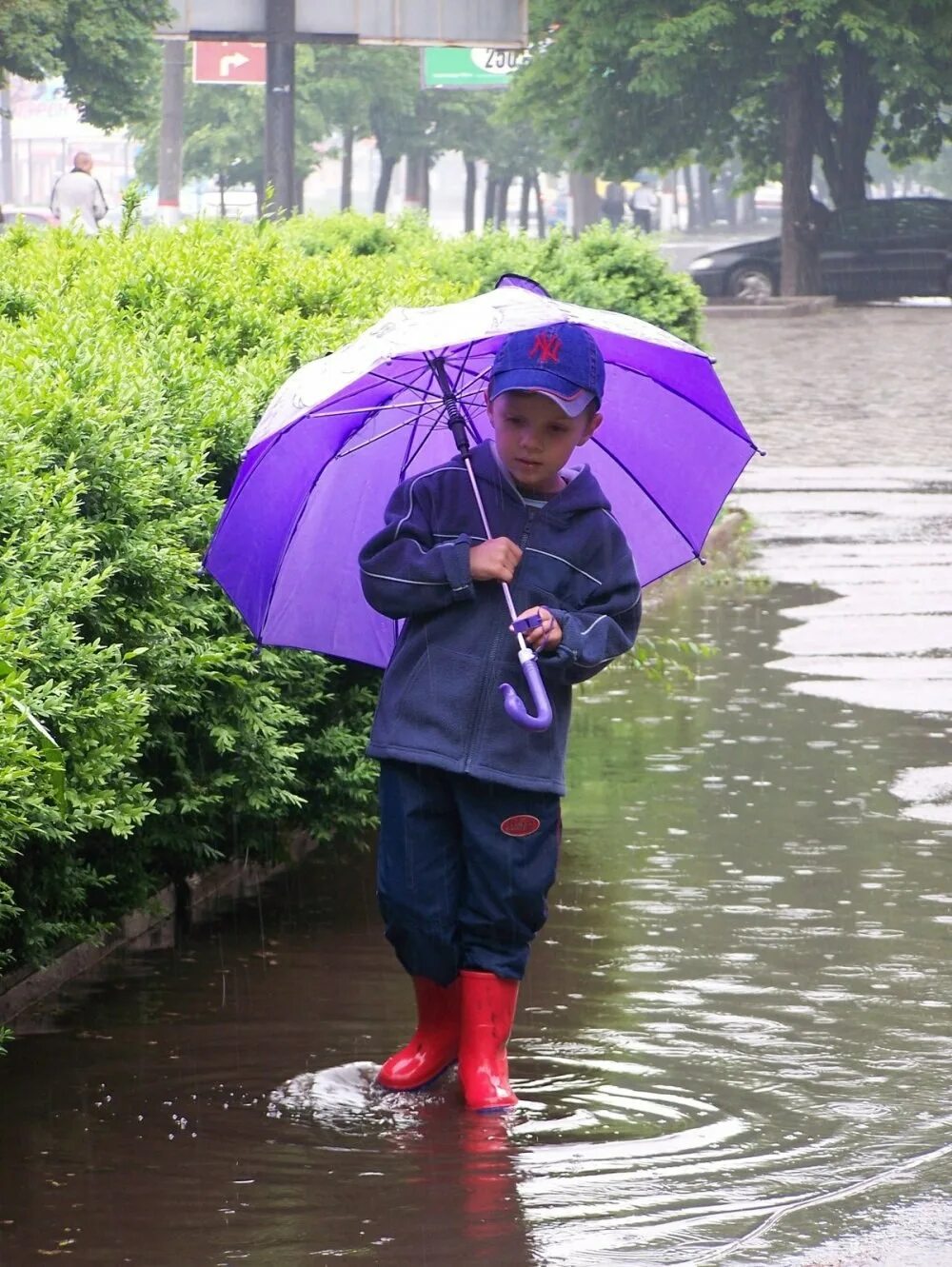 12 без дождя. Мальчик с зонтиком. Зонтик для детей. Дети под зонтиком. Дети под зонтом.