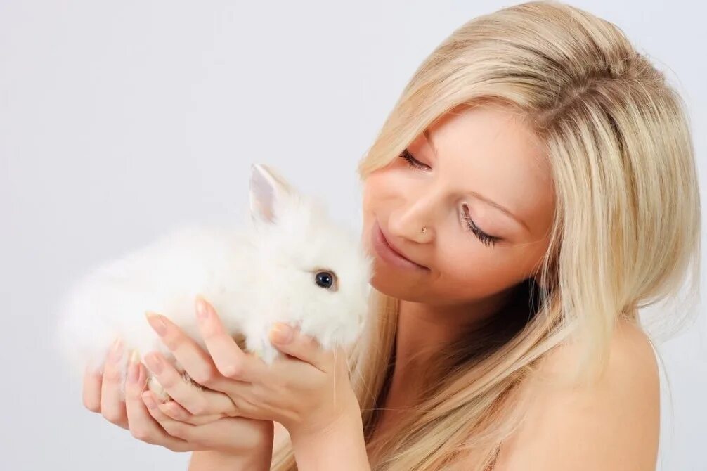 К чему снятся кролики во сне женщине. Девушка кролик. Девочка с кроликом в руках. Девушка зайчик. Крольчонок в руках девушки.