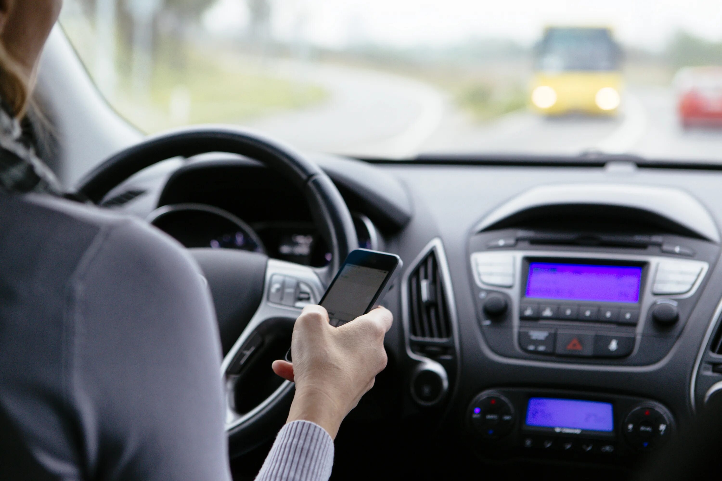 Driver arrived. Distracted Driving. Виртуальное вождение картинки для презентации. Водіння на підборах. Looking down at the Phone while Driving.