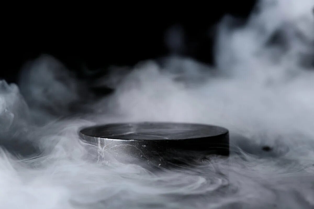 Smoke grenade effect. Smoke 40. Вейп smoke 2000w. Product smoke. Дымка на черном фоне.