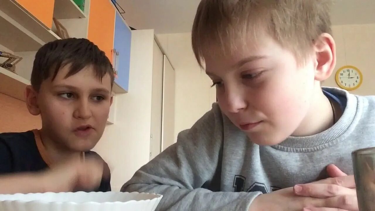 Пацана вырвало. Мальчика вырвало в школе. мальчика с тошнило перед камерой.