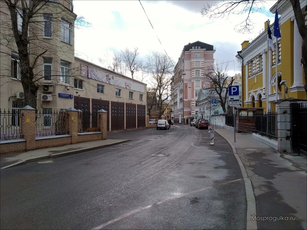 Средний кисловский переулок москва. Среднекисловский переулок 710. малый кисловский переулок 6. кисловские переулки в москве. памятник калинину кисловский переулок.