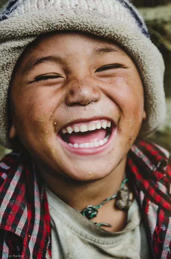 Бедные смеются иви. Человек, который смеется. Улыбающийся монголоид. Счастливое лицо. Дети смеются.