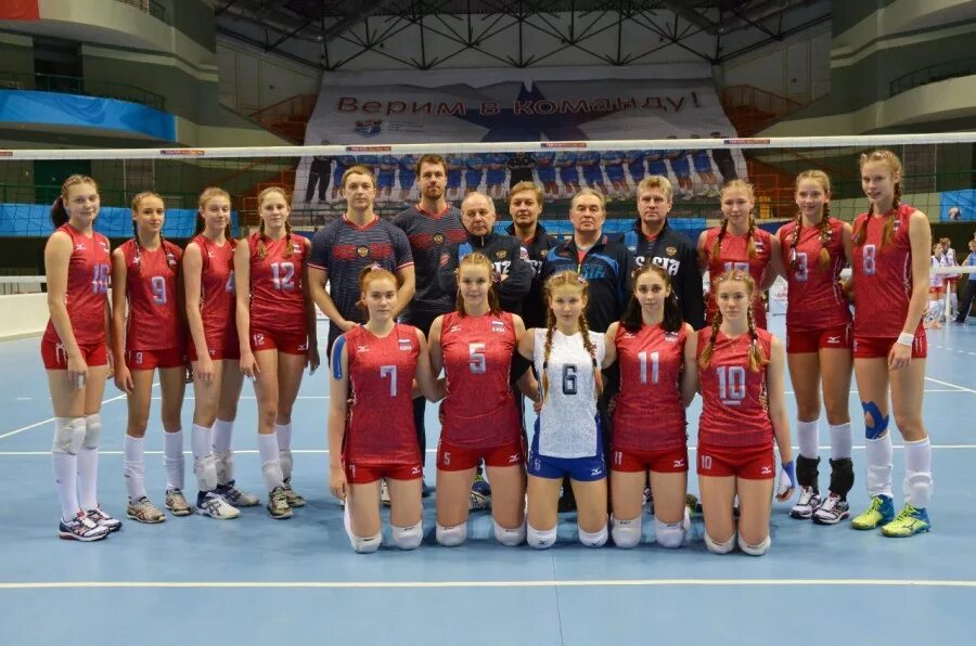 Команда волейбол девушки. Женская юношеская сборная по волейболу. Женская волейбольная команда. Волейбольная команда девочки. Женская волейбольная сборная россии либеро.