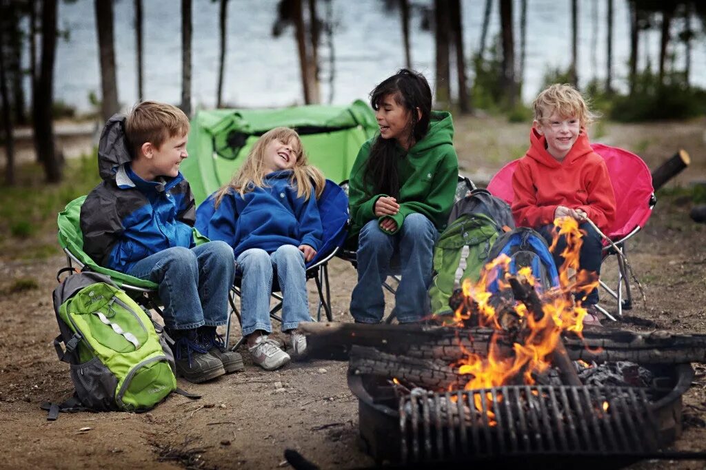 Child camping. Туристический поход с детьми. Дети у костра в лагере. Поход с классом на природу. Дети в походе.