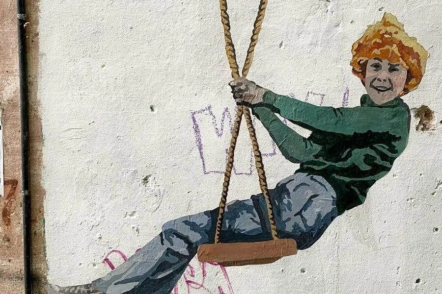 Крылатые качели дети. Качели в самаре на высоте крылатые качели. Текст песни крылатые качели. Поделка крылатые качели. Электроник качели.