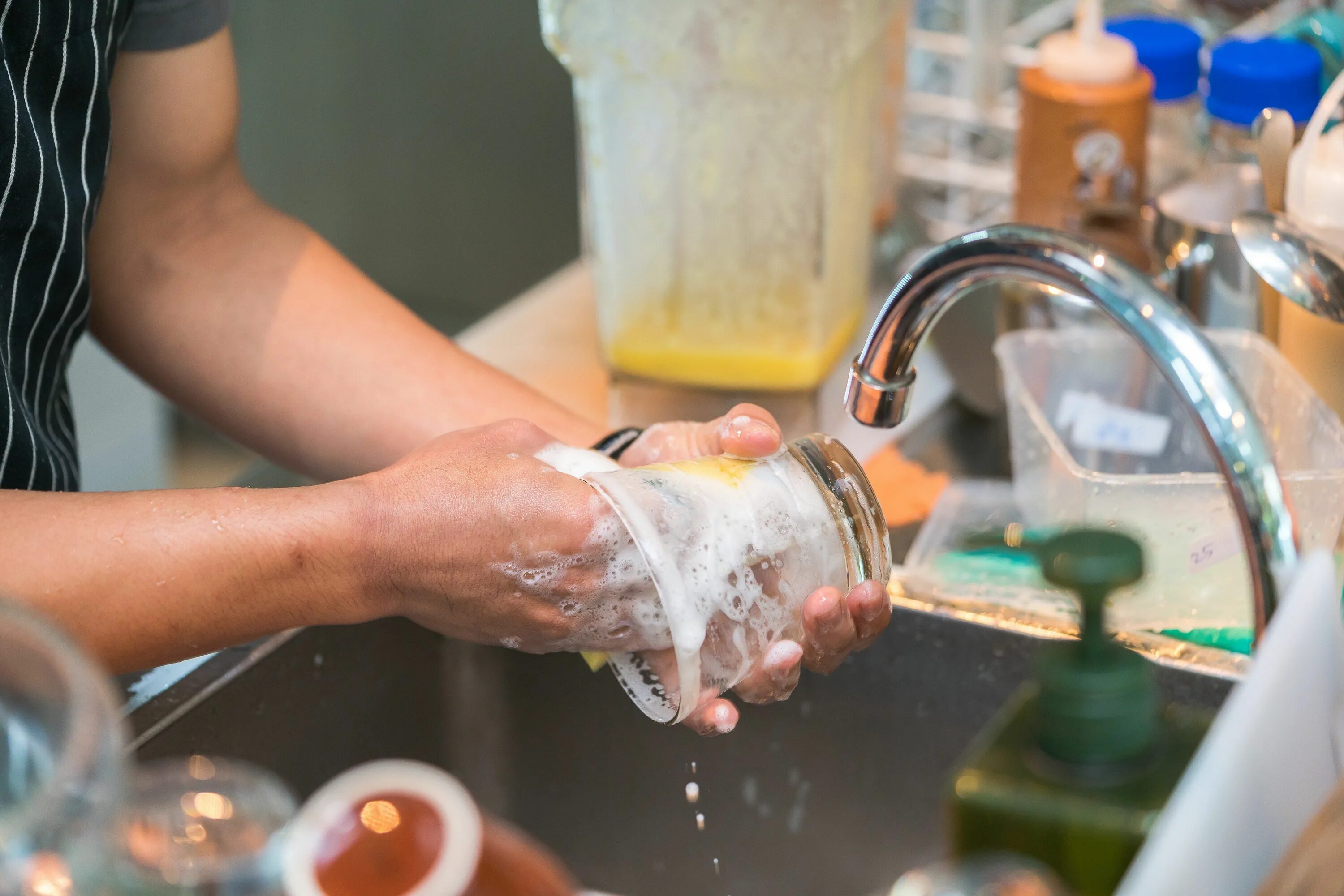 Wash cup. Для мытья бокалов. Мытье чашки. Мытье кружки. Моет стакан.