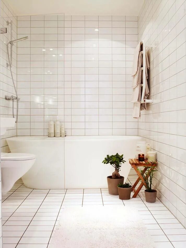 Какая плитка лучше для комнаты. Белая плитка в ванной. Ванна с белой плиткой. Прямоугольная плитка для ванной. Плитка для ванной комнаты прямоугольная.