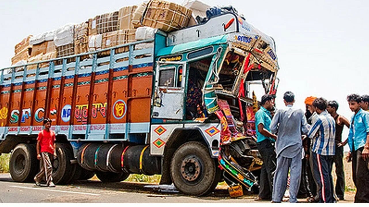 Индия ашок лейланд грузовой. Truck on road. Тарун спортинг индия он трак. Пакистанские грузовики. Индийские грузовики камаз.