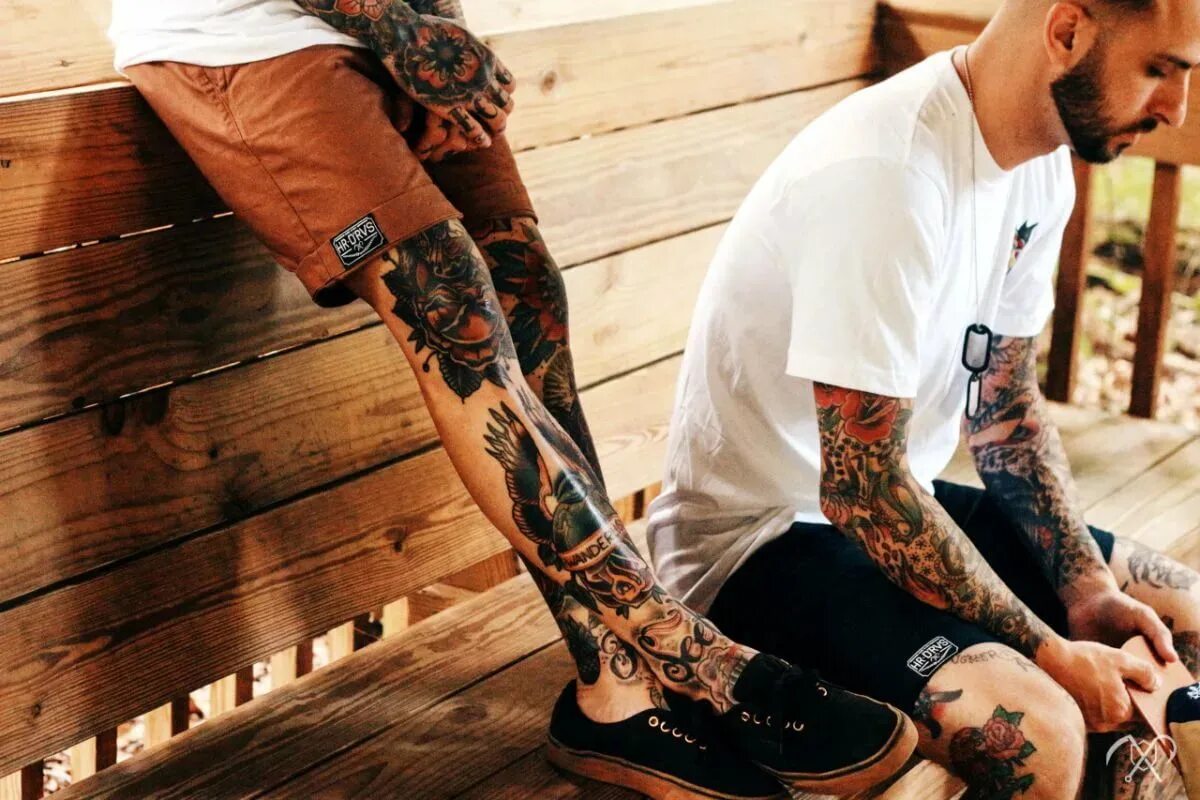 Что означает нога на ногу у мужчин. Тату на ноге. Татуировки мужские на ноге. Красивые тату на ноге мужские. Тату на колено мужские.
