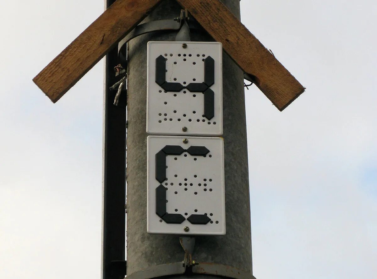 Маневровый светофор сцб. Литеры жд. Автоблокировка на жд светофоры. Маневровый светофор на железной. Литеры жд.