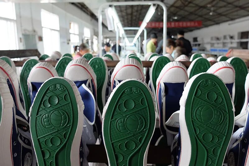 Производство кедов. Производство кедов. Фабрика nike во вьетнаме. Кроссовки советских времен. Вьетнамские кеды ссср.