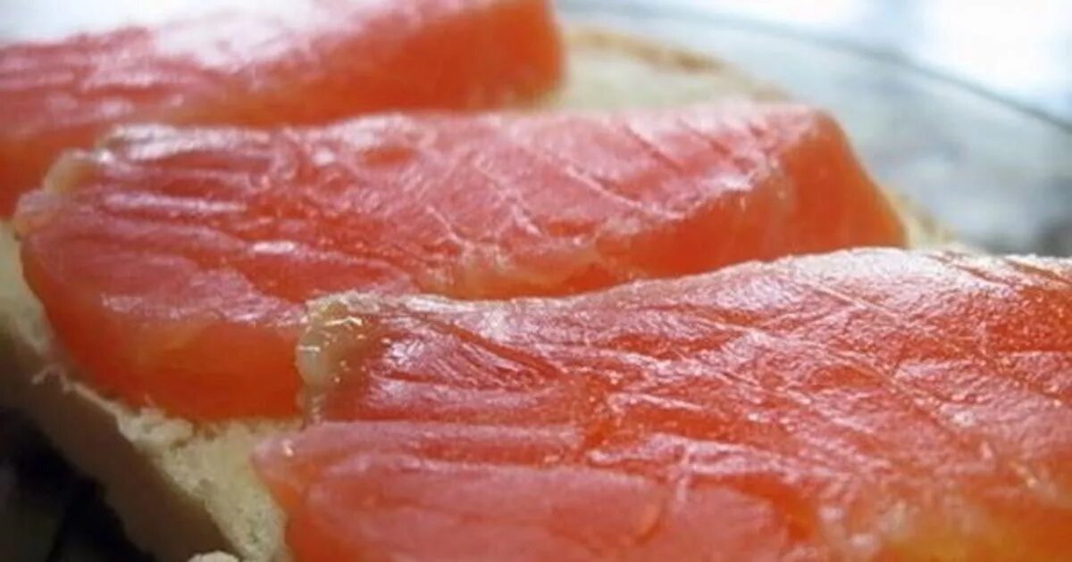 Красная рыба в контейнере. Сырой лосось. Копченая рыба. Красная рыба соленая в морозилке. Красная рыба соленая в морозилке.