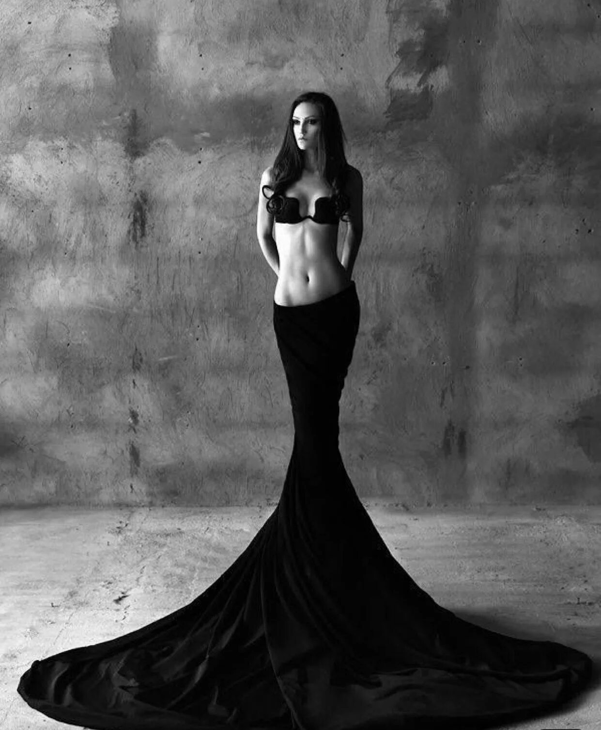 Платья в черном белом цвете. Девушка в черном платье. Фотосессия в длинном платье. Девушка в черном длинном платье. Модель в черном платье.