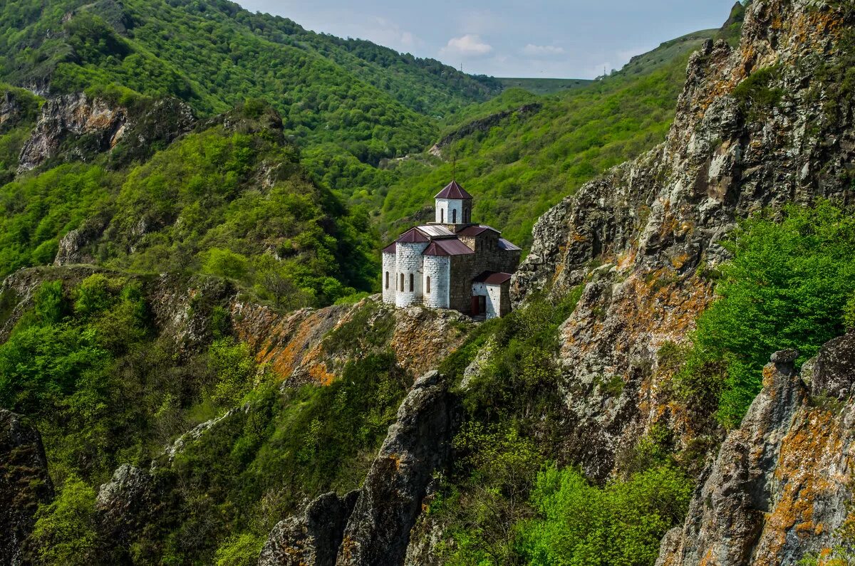 Шоанинский храм карачаево. Шоанинский храм карачаево-черкесия. шоанинский храм кчр. гора шоана карачаево-черкесия. шоана гора и шоанинский храм.