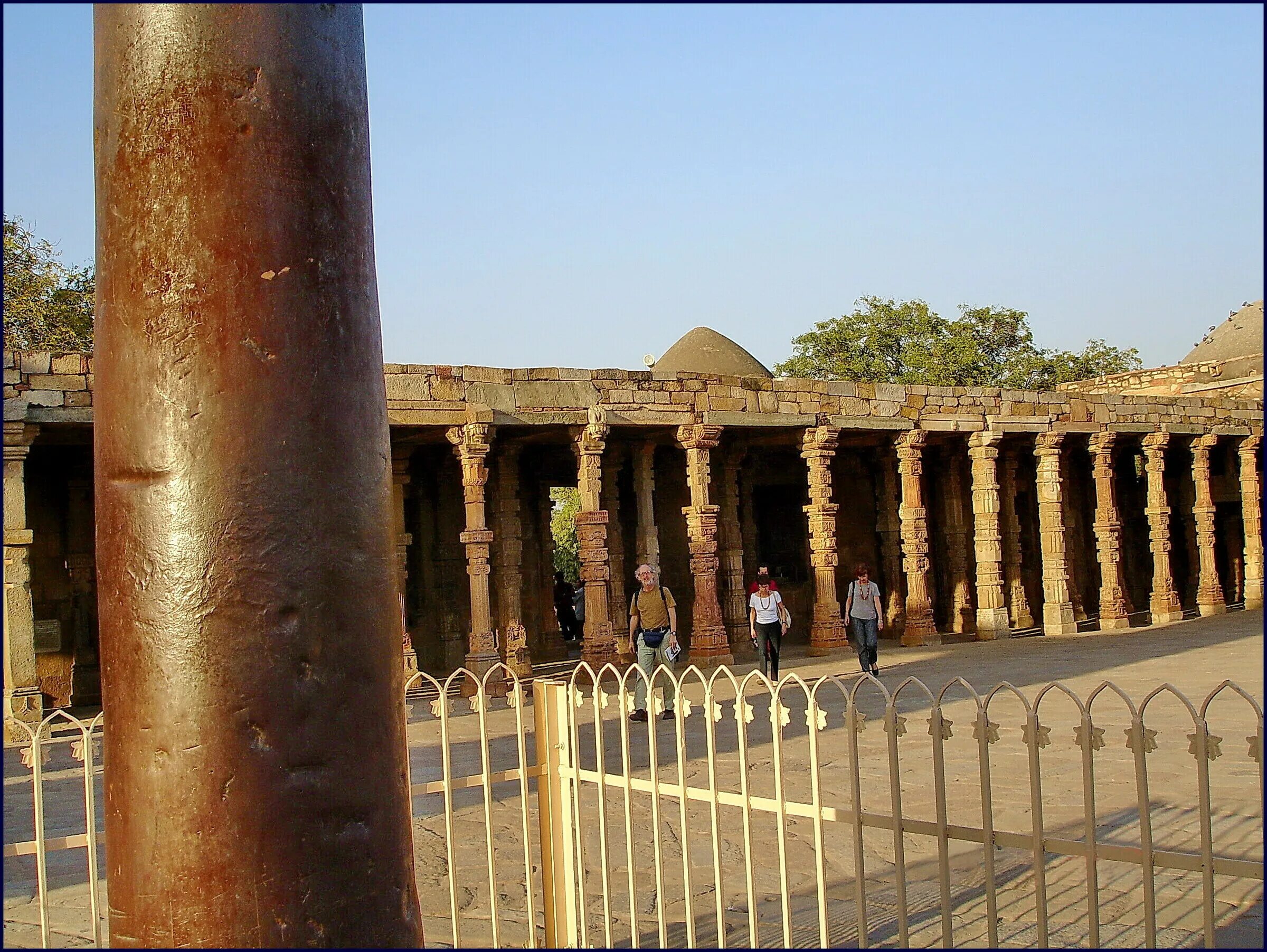 Отлитую как говорят из чистого железа. Железная колонна в Дели. Колонна Чандрагупты, Индия. Железная колонна в Дели (Индия),. Железный столб в Индии.