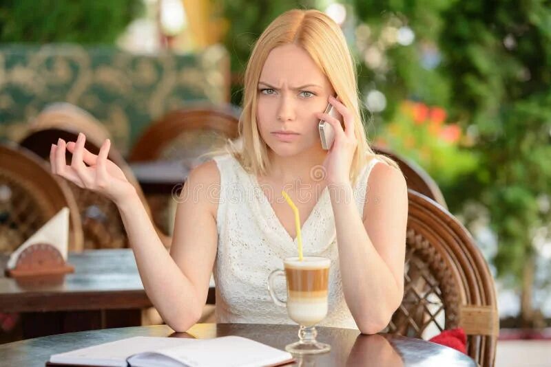 Мужчина за столиком в ресторане. Девушка ждет в кафе. Ждал девушку в кафе. Женщина задумалась. Красивая девушка в кафе в полный рост.