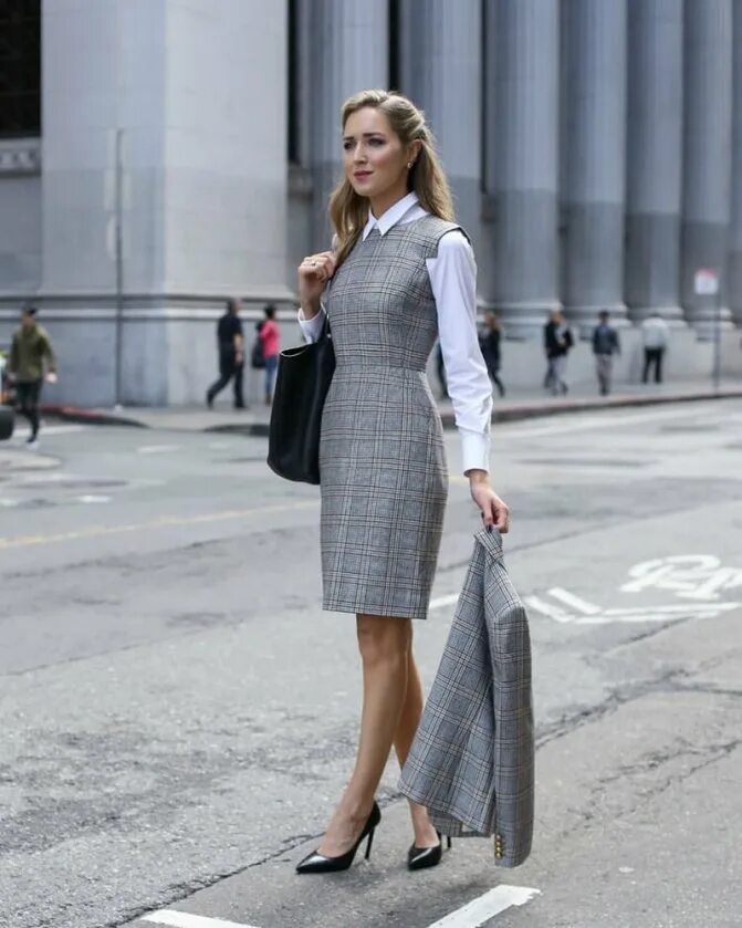 Образ на работу 2023. Образ с брючным костюмом. Фюсун линдер 2022. Модная одежда для женщин. Стильный деловой образ.