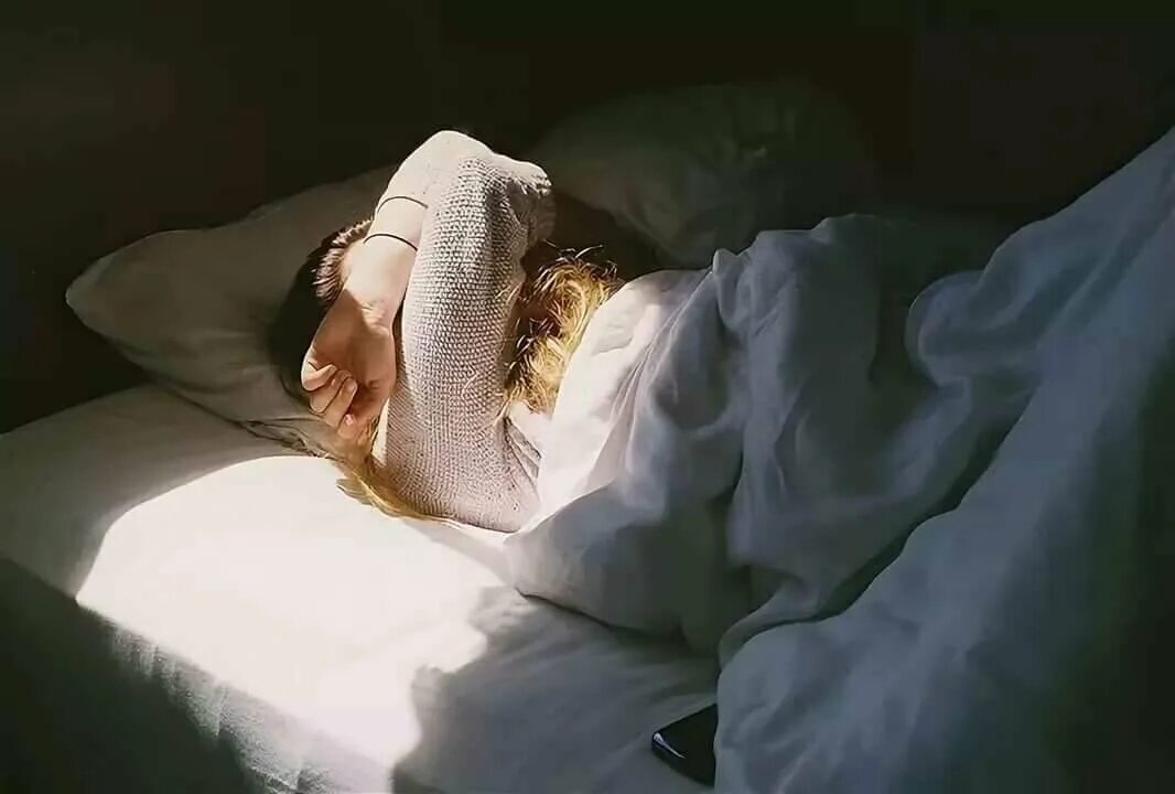 Закрыл глаза и проснулся. Человек под одеялом. В кровати под одеялом. Девушка проснулась.