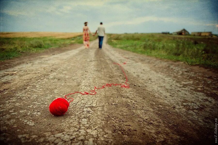 Тонкие нити отношений. Тонкий канат. Нить между мужчиной и женщиной. Веревка рвется. Нервы как канаты картинка.