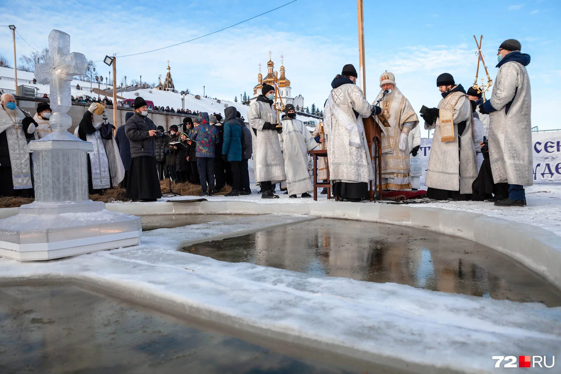 дети в проруби. обряд крещения в купели. крещенские купания. обряд купания на крещение. крещенские купания лобня 2023.