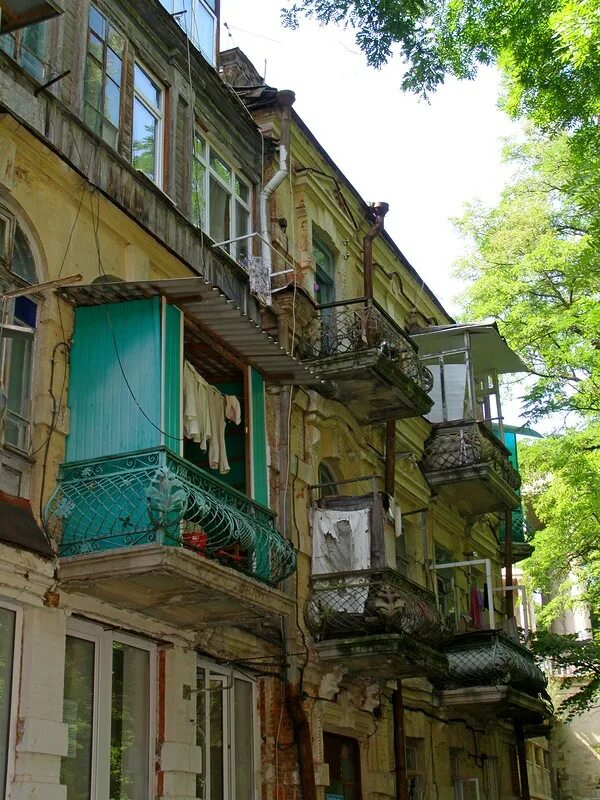 Парковый пешеход 5 кисловодск скульптура. Улица парковая кисловодск. Кафе вернисаж кисловодск. Кисловодск парковая 5. Нетуристический кисловодск.