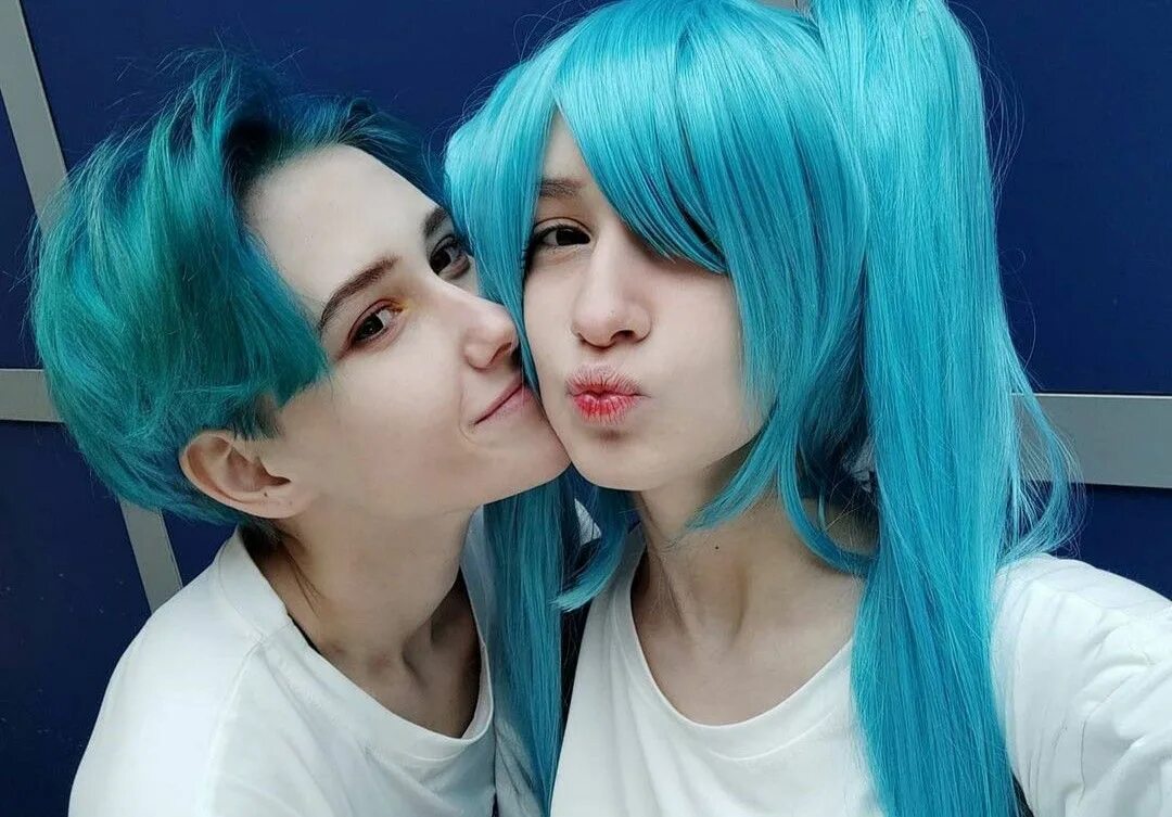 Синий цвет волос лесбийский. Лесбы с цветными волосам. Кореец волосы цветом Лезби. Blue lesbian