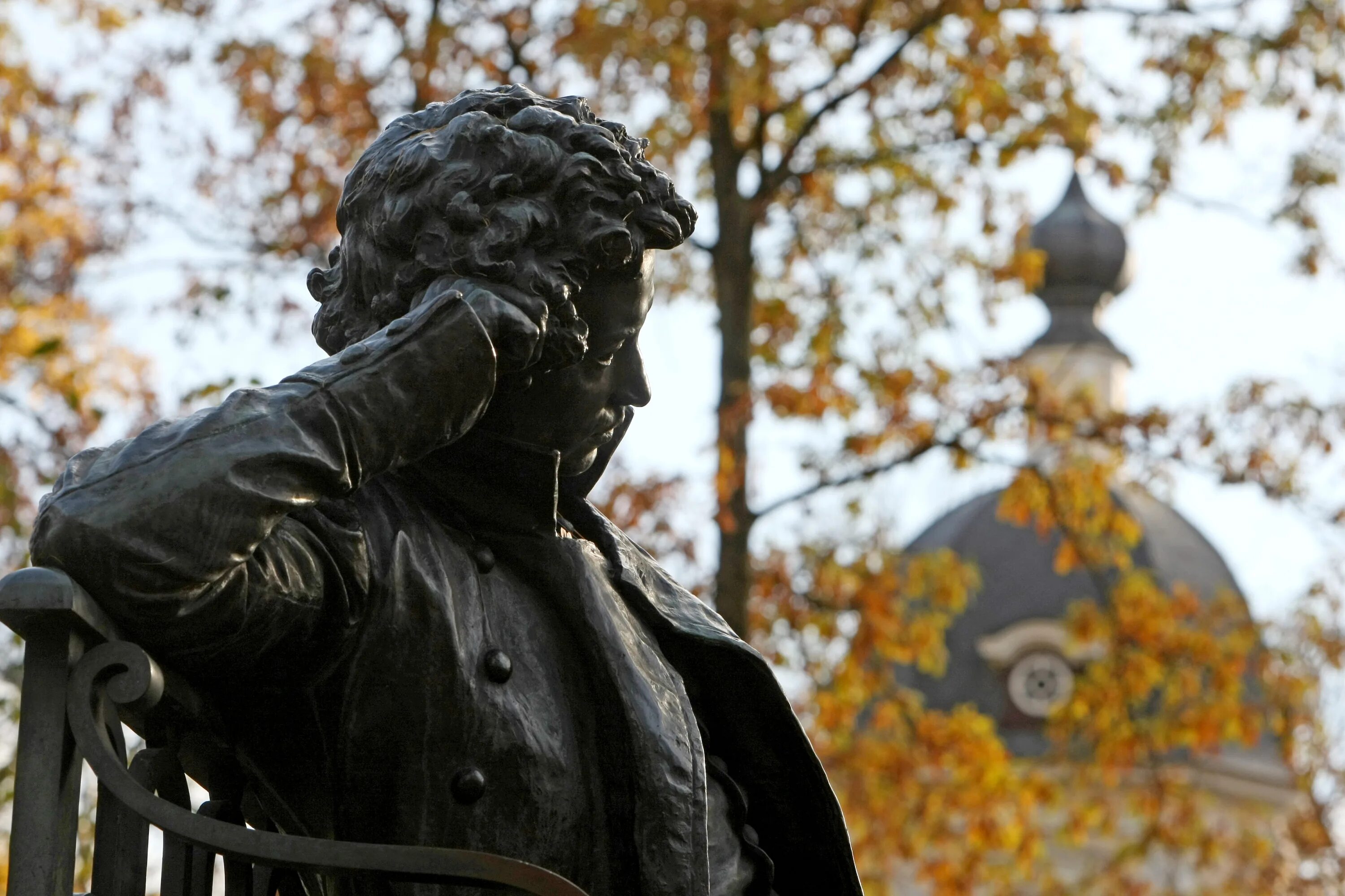 Памятник Пушкину в Царском селе. Памятник Пушкину в Царском селе у лицея. Царское село памятник Пушкину осень. Памятник Пушкину лицеисту в Царском селе. Пушкинский рассказчик