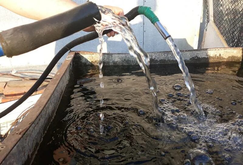 Вода из колодца можно пить. Вода из скважины. Мутная вода из скважины. Грязная вода в колодце. Очистка воды со скважины.