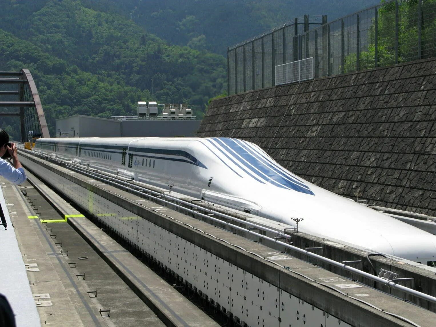 Есть ли скоростные поезда. Маглев Япония. Shinkansen Маглев. Японский Маглев mlx01-901. Скоростной поезд Маглев.