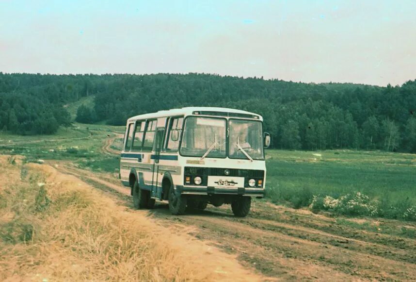 Автобус в деревню. Сельский автобус. деревенский транспорт. пазик в деревне. автобус для сельской местности.