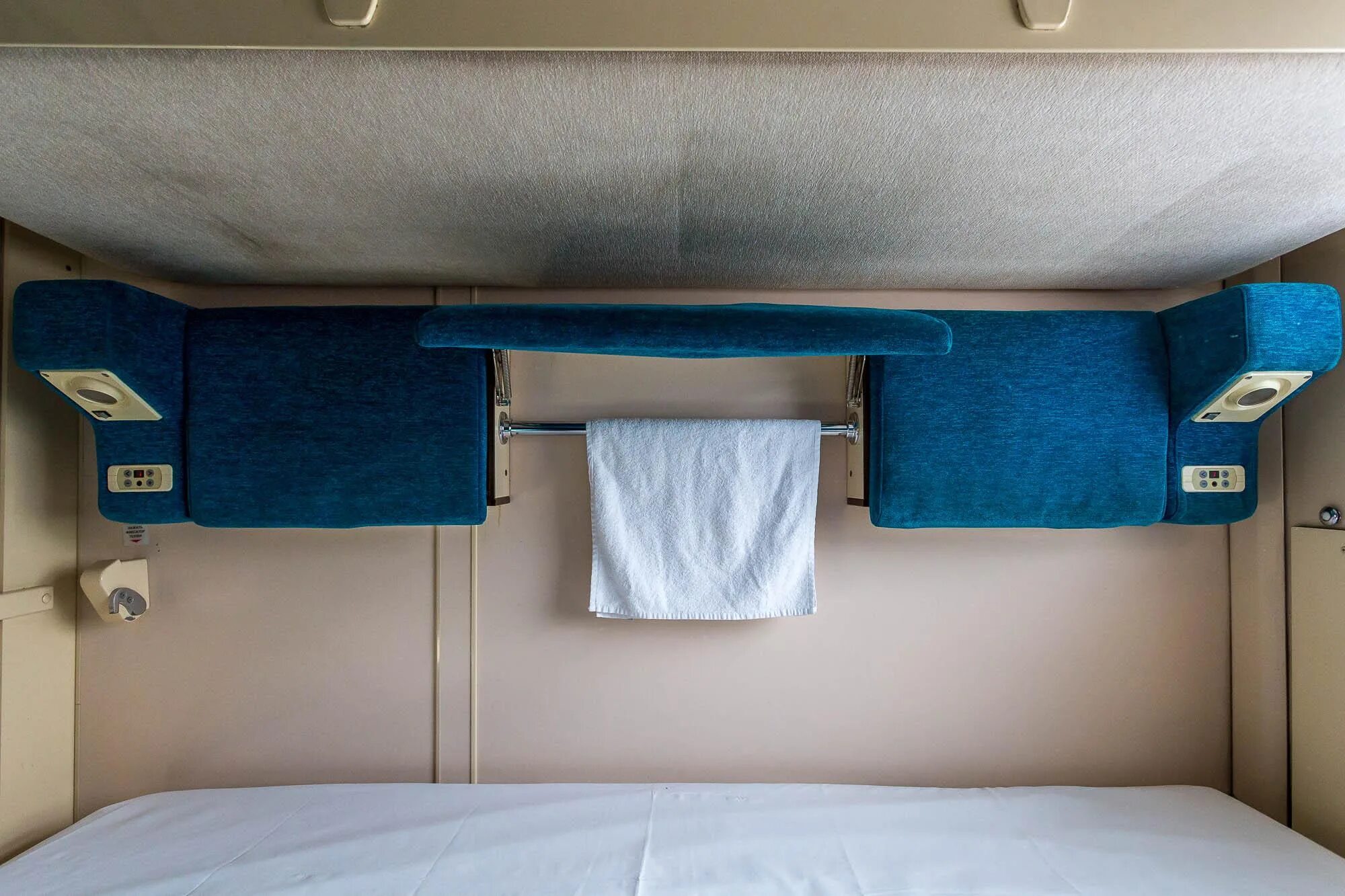 Купе верхняя полка фпк. Верхняя боковая полка ржд 2022. Верхняя полка в плацкартном вагоне. Нижнюю полку в купе. Нижнюю полку в купе.