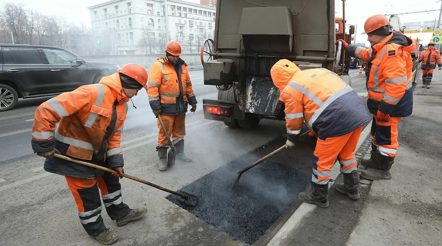 Ремонт дороги московская. Ремонт дороги. Дорожники в Москве. Строитель Дорожник. Дорожники России.