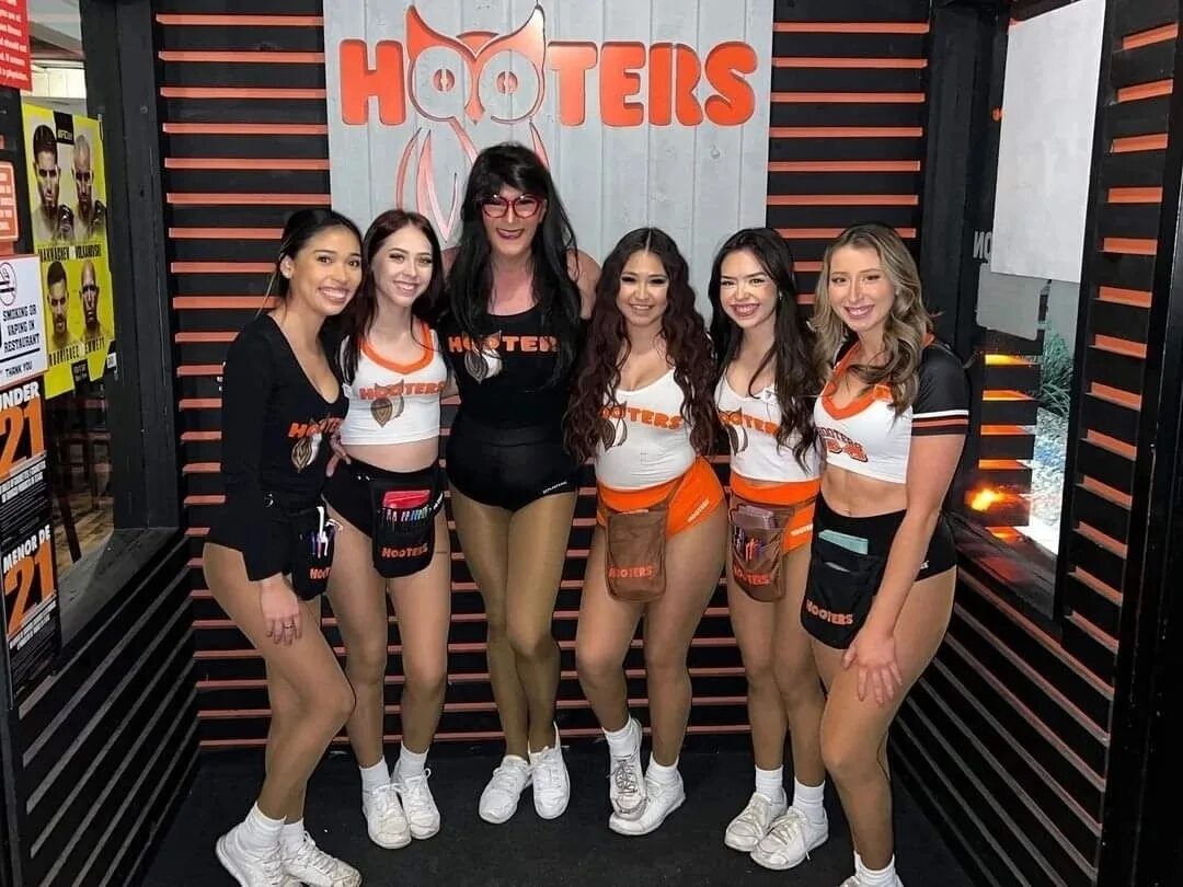 Трансгендеры говорят. Фембой хутерс. Официантки кафе Hooters. Hooters в России. Кафе хутерс.