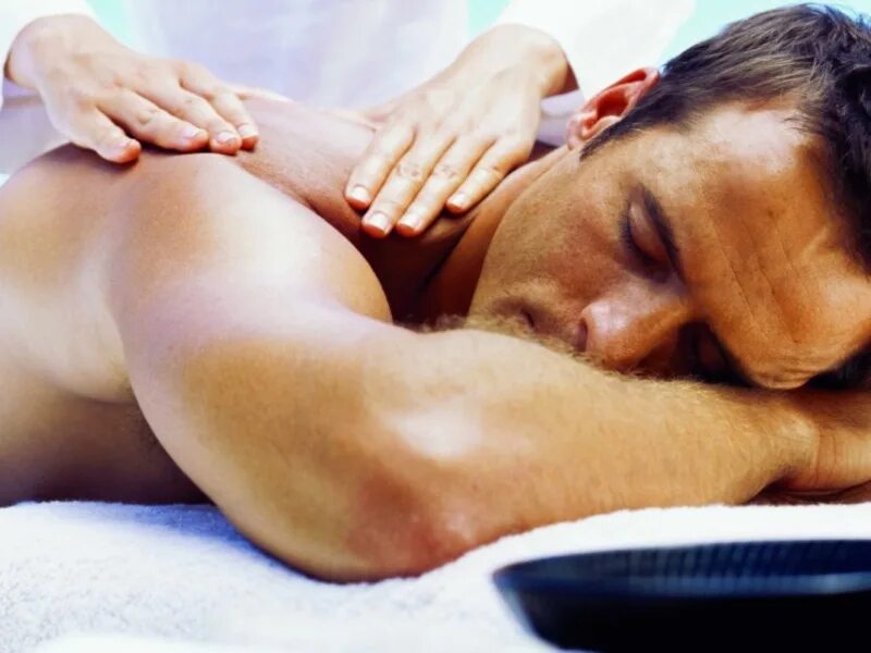 First massage. Массаж мужчине. Массаж классический мужской. Классический массаж для мужчин. Массаж мужчине фото.