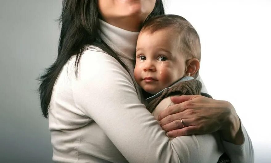 Боюсь стать мамой. Женщина обнимает ребенка. Мама с ребёнком на руках. Мать защищает ребенка. Плачущий ребенок на руках.