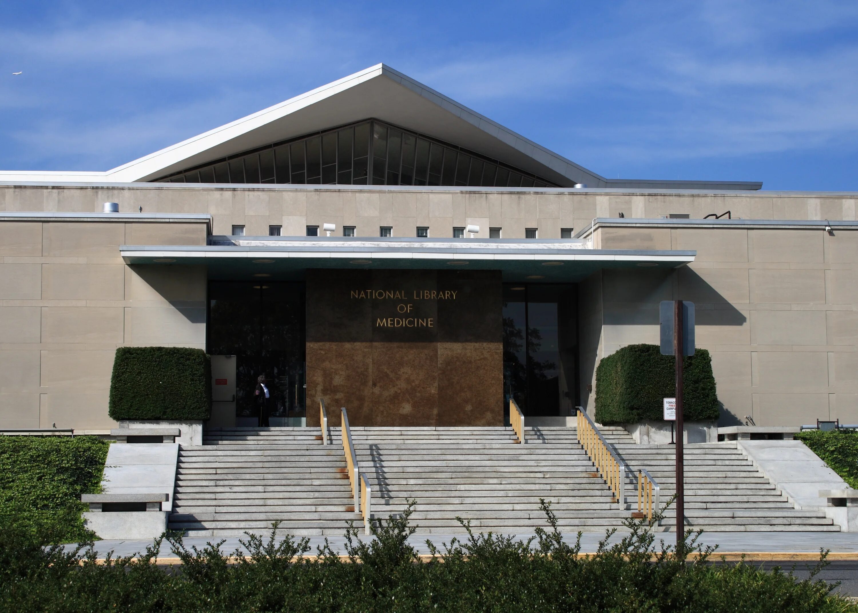 Library of medicine. Национальная медицинская библиотека США. Национальная библиотека медицины США (nlm). Вид национальной библиотеки США. Национальная библиотека медицины США фасад.