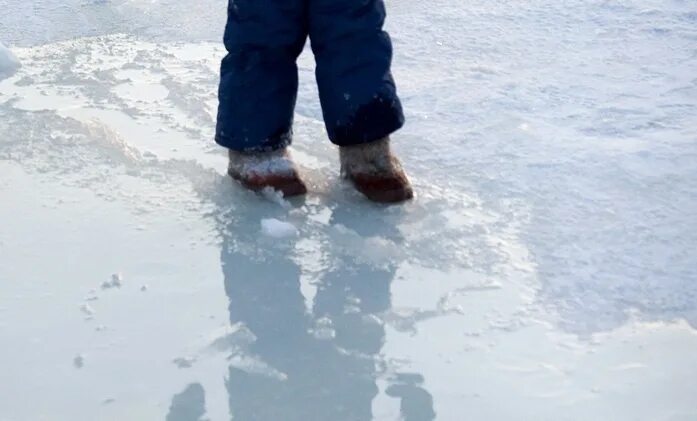 В раненую реку не войдешь. Дети на льду. Мальчик на тонком льду. Замерзшая лужа. Лед.