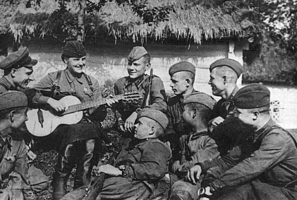 Советские солдаты на привале. Солдаты на привале ВОВ. Солдаты на привале Великая Отечественная.